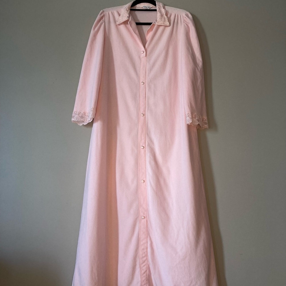 Vintage Vanity Fair Pink Gown M Made in USA. 
Very good condition